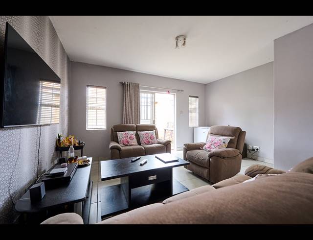2 BEDROOM DUPLEX FOR SALE IN HALFWAY GARDENS